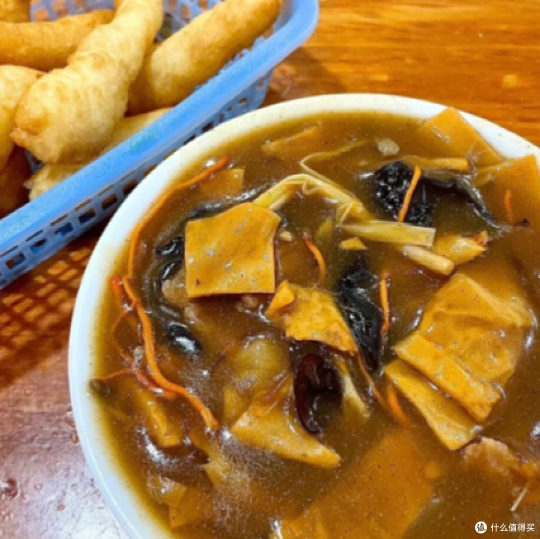 河南胡辣汤香辣浓稠，配油条水煎包是绝配