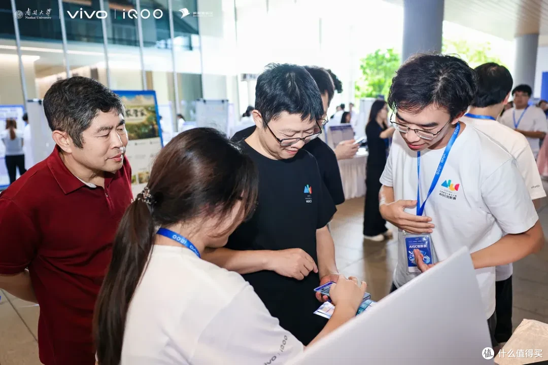 学生们与 vivo 工程师围绕 AI 作品展开对话