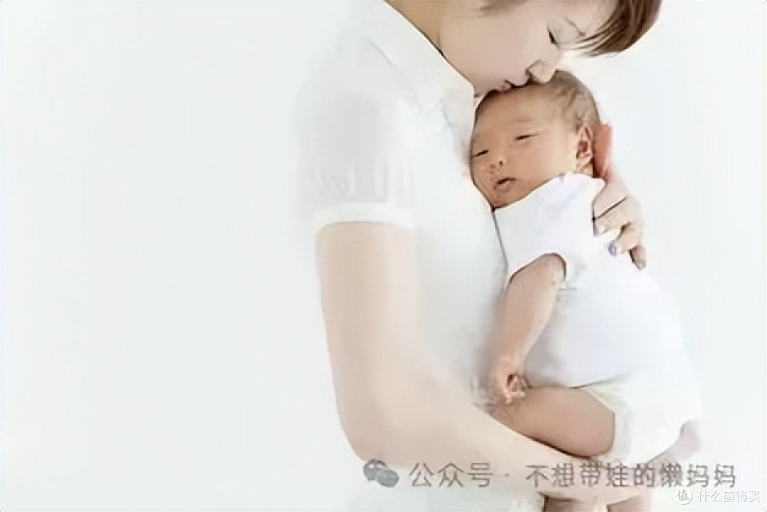 横抱哭竖抱笑，宝宝为什么这么喜欢竖着抱？医生:宝宝在长脑子