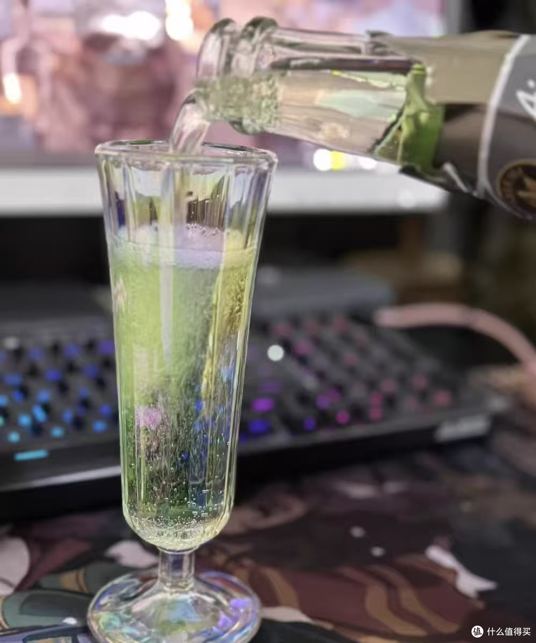 冷冽白瓷酒盏 把酒的醇厚衬得刚好适口