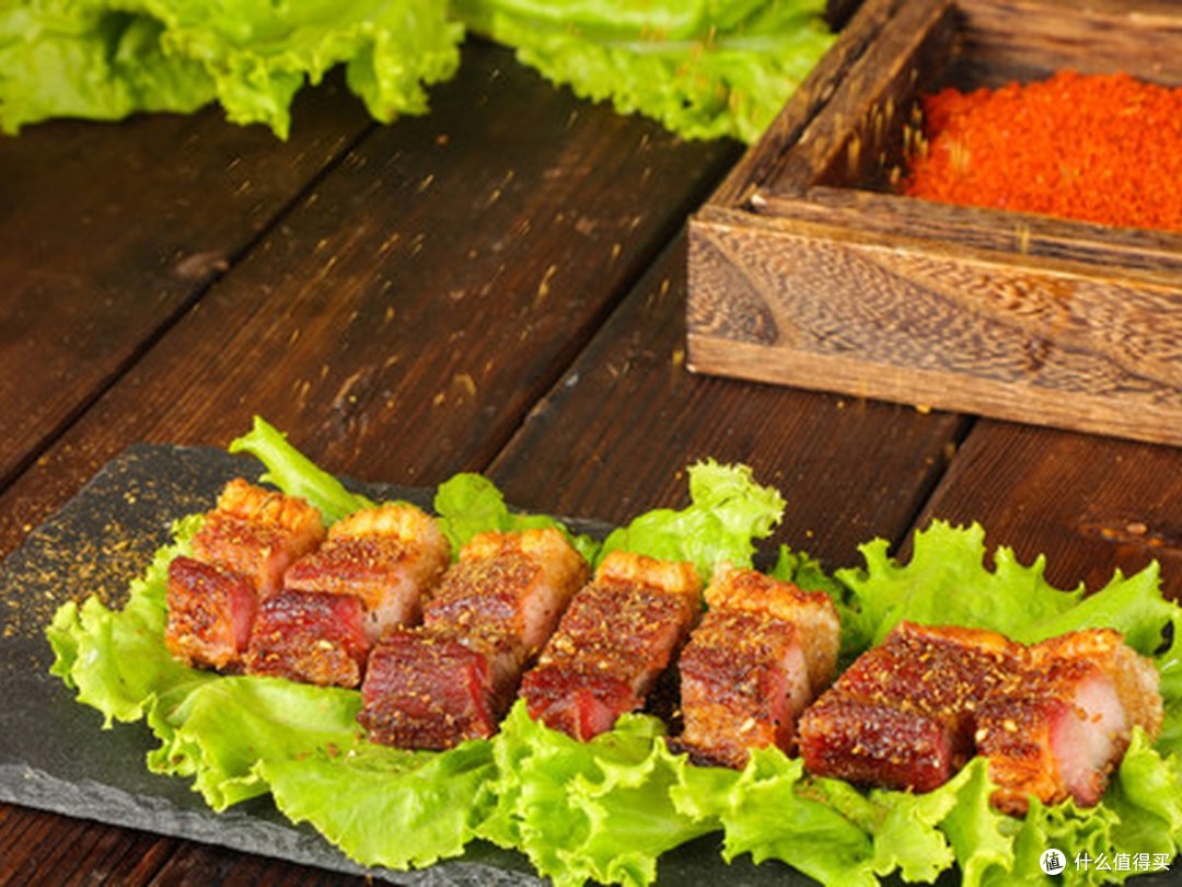 下班后的烤肉餐桌
