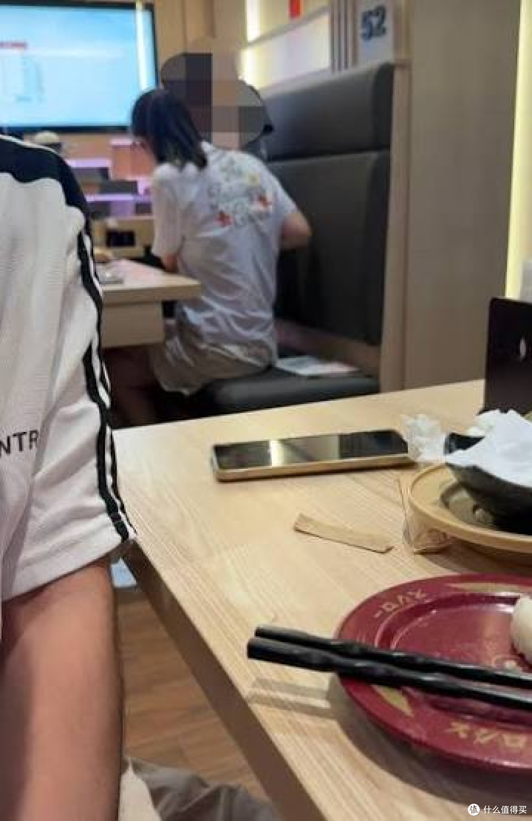 男童在寿司郎餐桌上当众小便,家长拿饮料杯接着,店员:无权制止