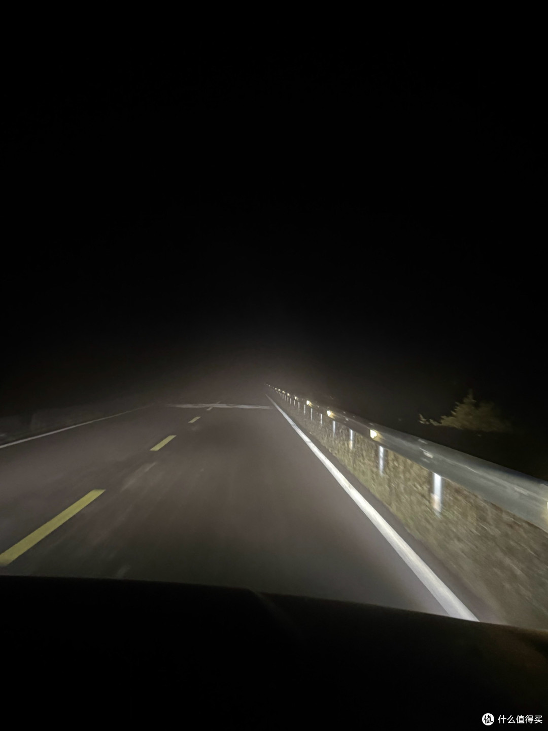 雾气弥漫的山路，千万不要吧山路夜车当成普通路程