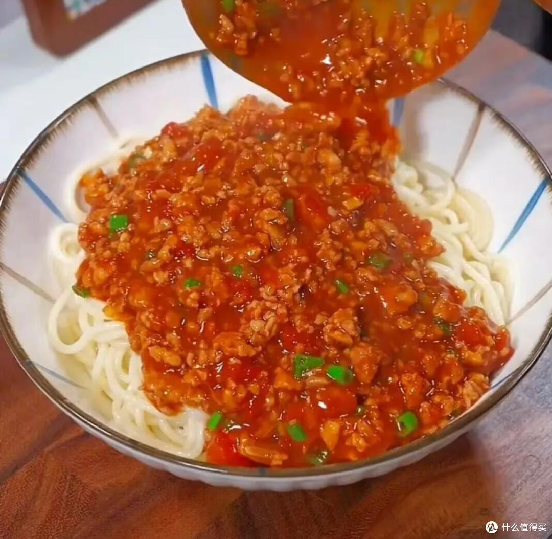 妈妈做的番茄肉酱面，酱汁浓郁，孩子特别喜欢