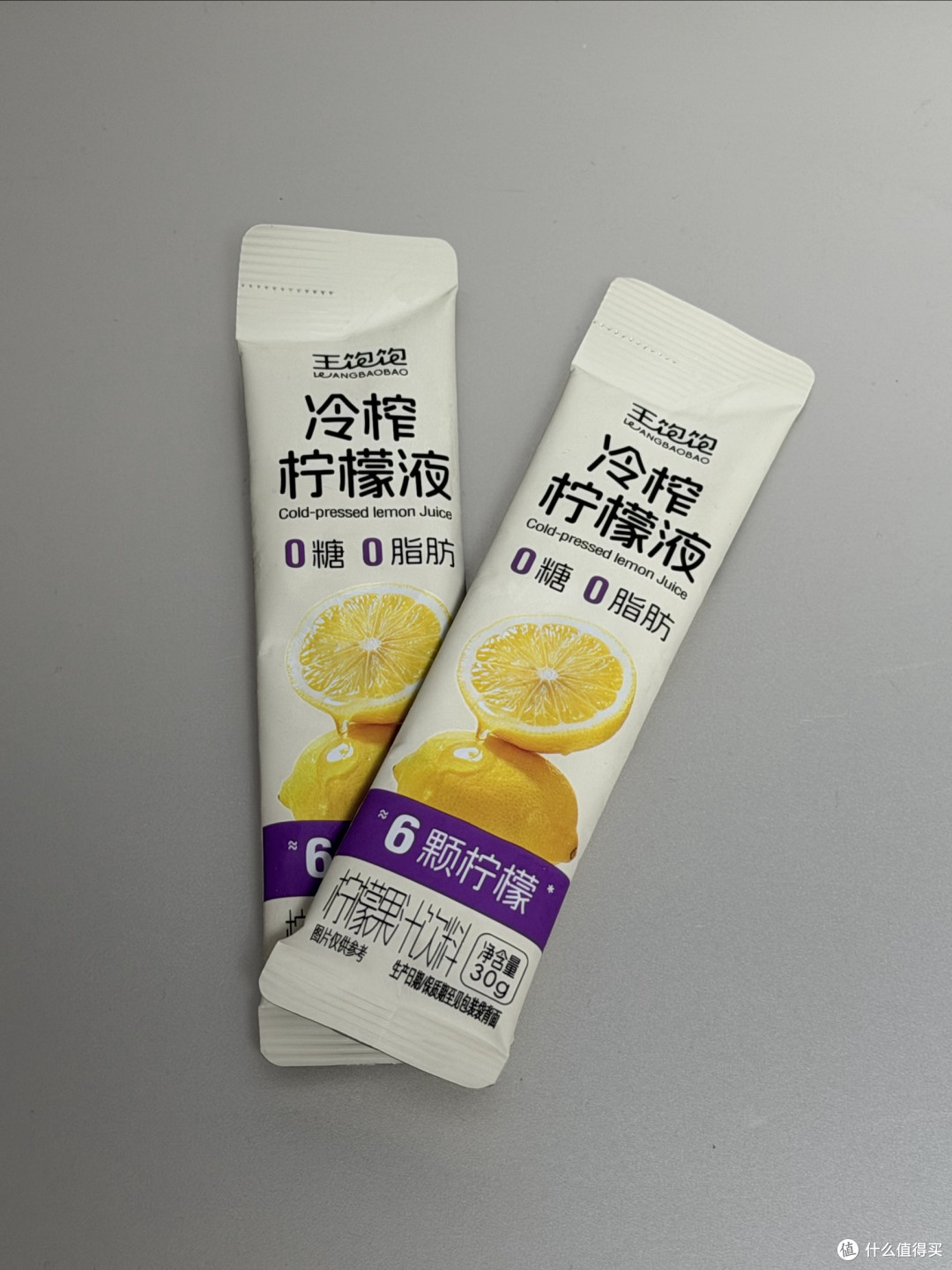 把6颗柠檬的酸爽冰进矿泉水里,就是我下班最踏实的仪式感✨