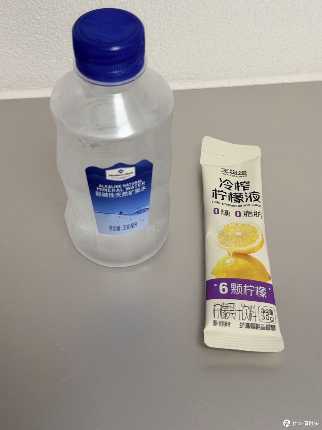 把6颗柠檬的酸爽冰进矿泉水里,就是我下班最踏实的仪式感✨