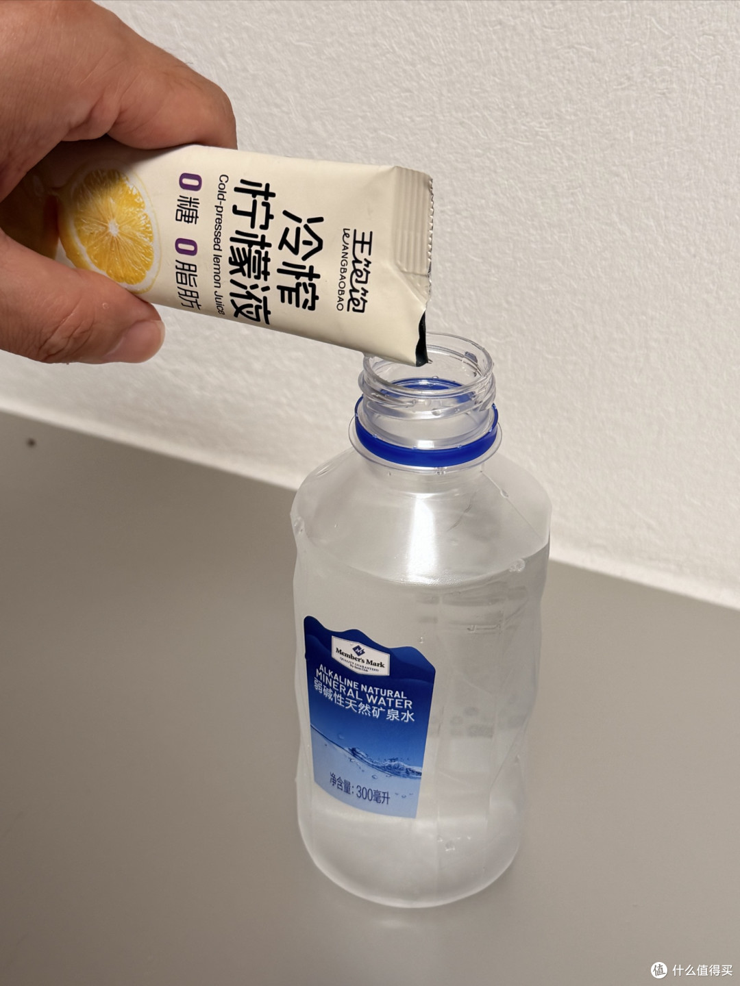 把6颗柠檬的酸爽冰进矿泉水里,就是我下班最踏实的仪式感✨