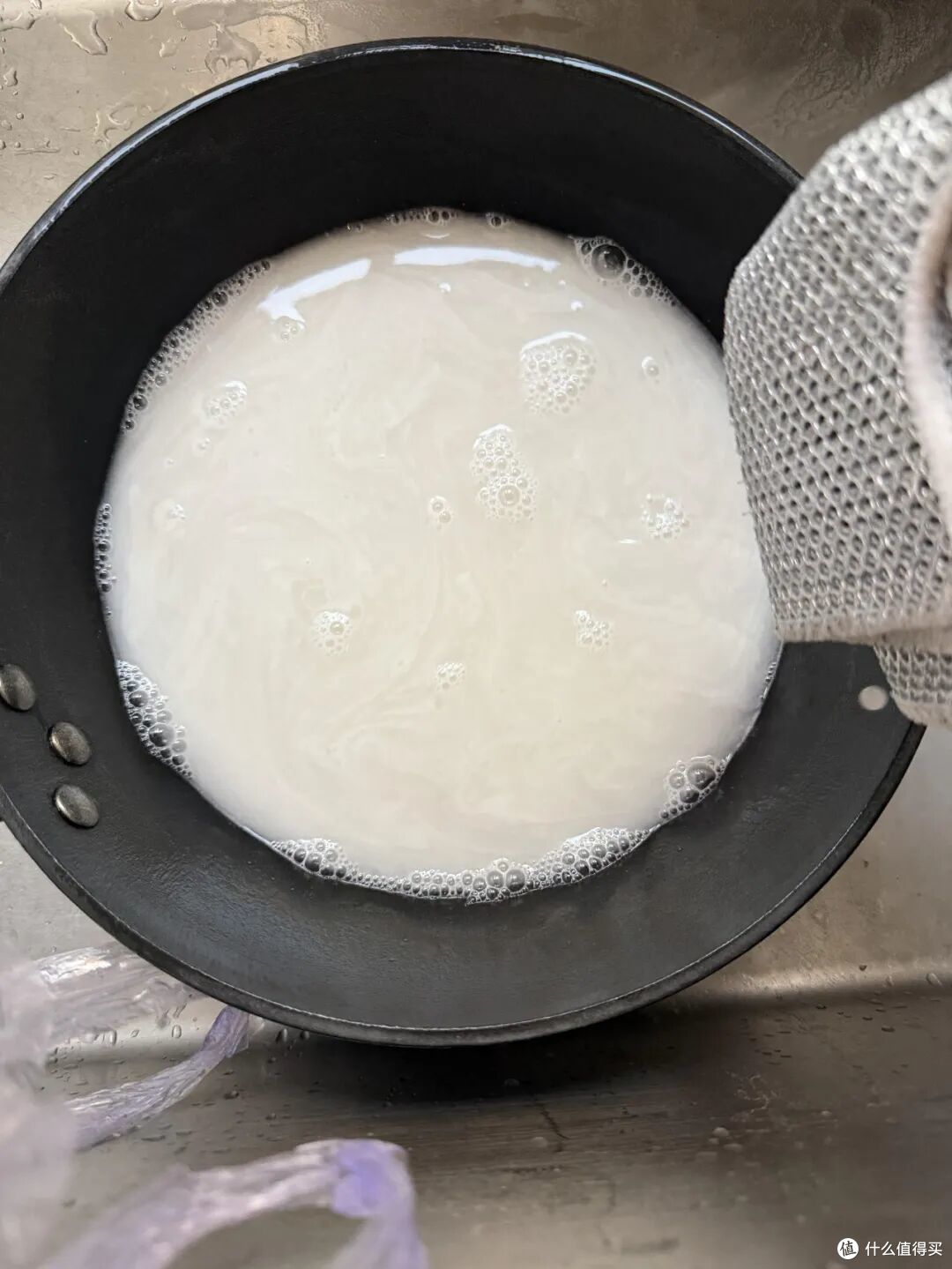 被网友的「锅子清洁大法」惊呆了!用了10多年,依旧干净锃亮
