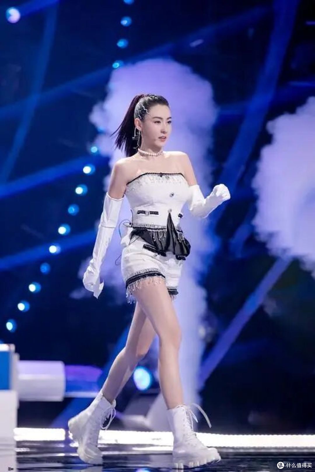 46岁张柏芝演唱会梦回《无极》?网友:我盯的不是歌,是那张脸