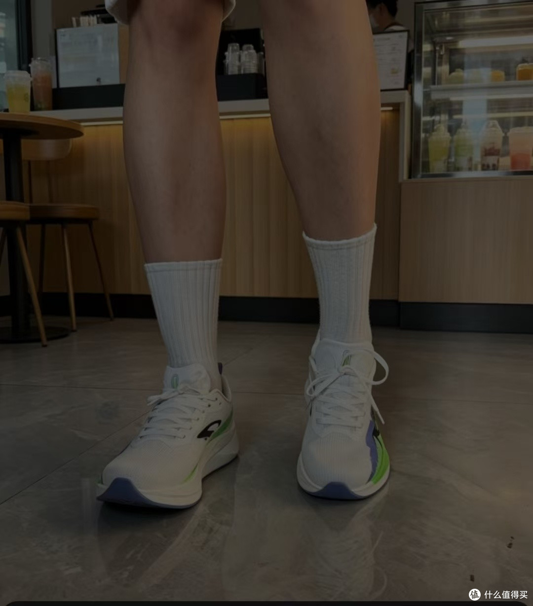 竞速训练用白绿跑鞋选购指南