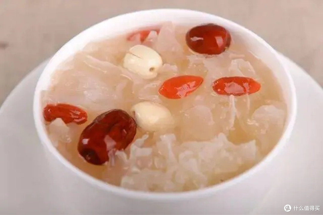 清润甜美的银耳莲子羹