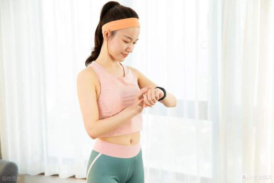 戴手环“受害者”来了:手腕发白粗糙!真的是绿光把皮肤照老了?