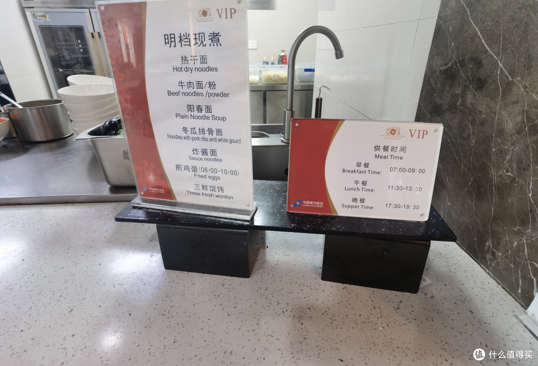 面档那边有热干面/粉、牛肉面、阳春面、冬瓜排骨面、炸酱面、三鲜馄饨可以点