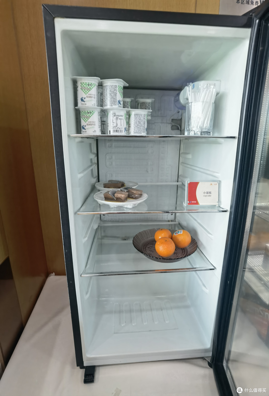 然后左侧的桌子上有面包、牛奶、酸奶、零食等