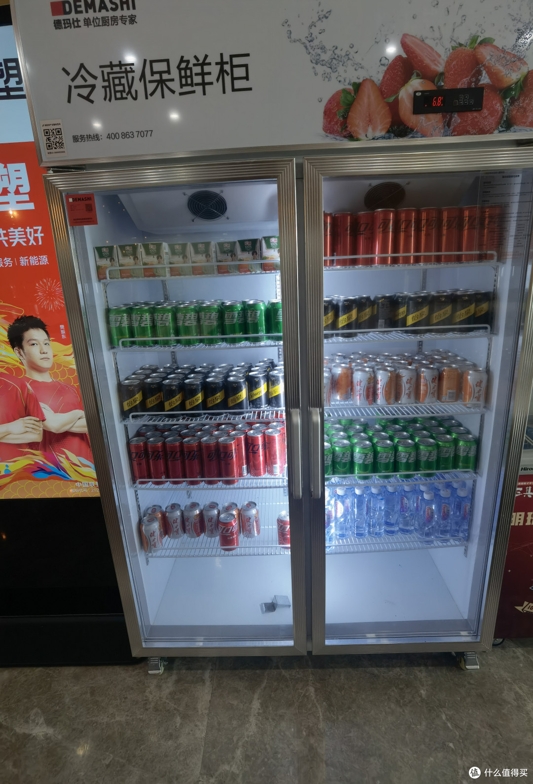 另一个和外面的休息区一样放的是常规的碳酸饮、果汁、苏打水、矿泉水等