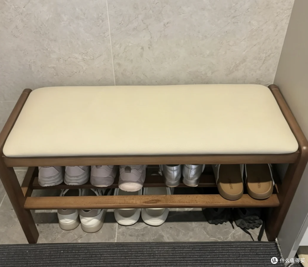 换鞋凳怎么选才实用?从尺寸、材质到收纳,教你避开玄关选购误区