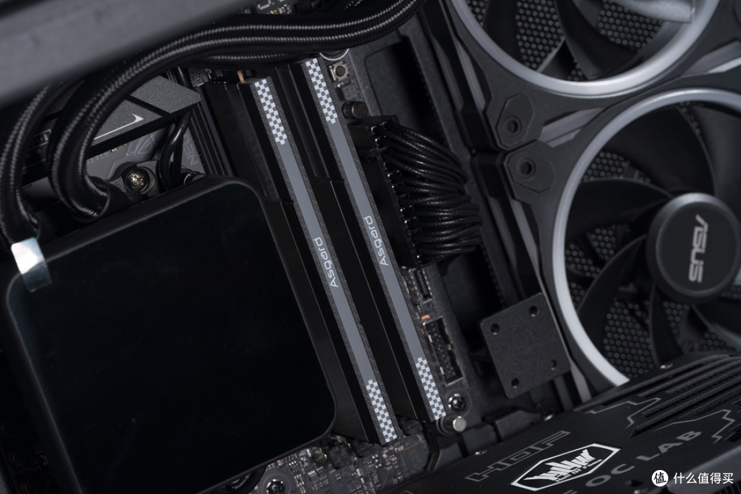 华硕 AP304_ROG X870E-E_阿斯加特女武神&ROG_影驰RTX 5070Ti HOF