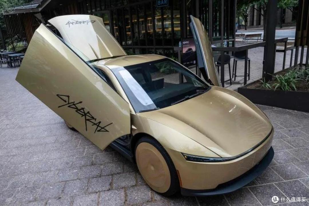 一辆车没方向盘没刹车,正在街上拉客,不久将24小时全天候运营!