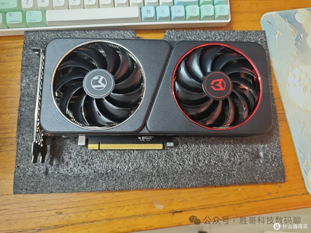 Intel Arc B580 产品图