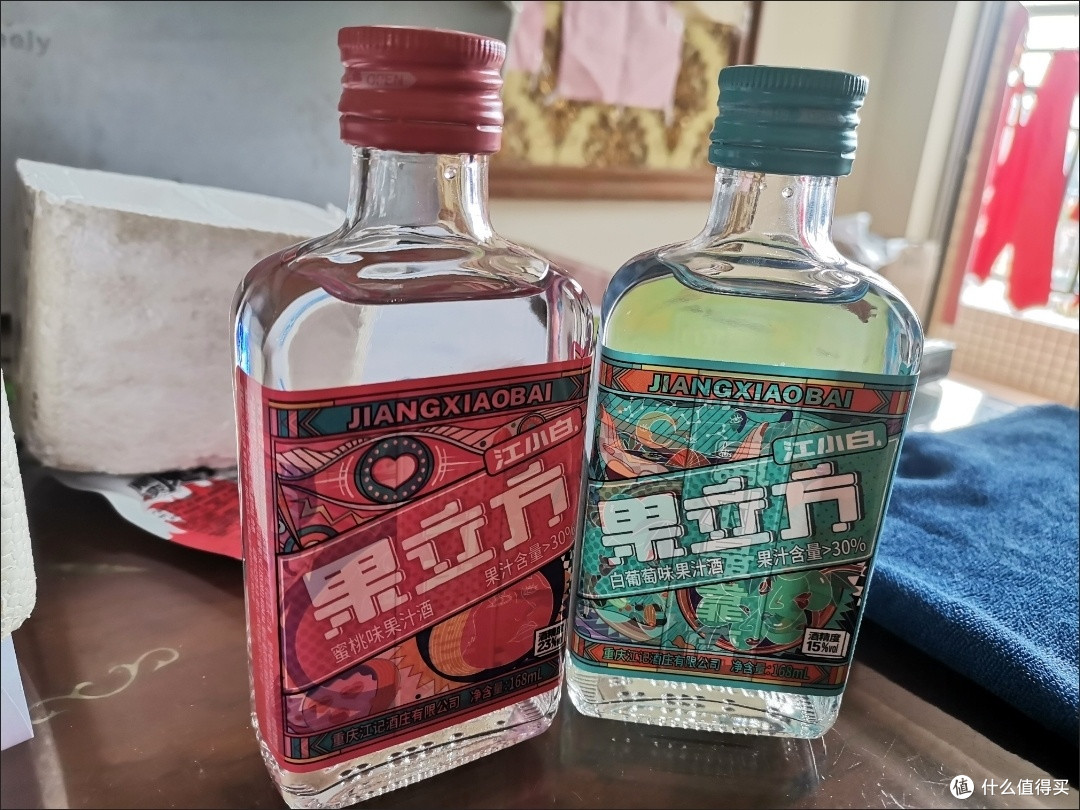 下班居家微醺时刻，江小白果酒搭配电影的氛围感营造