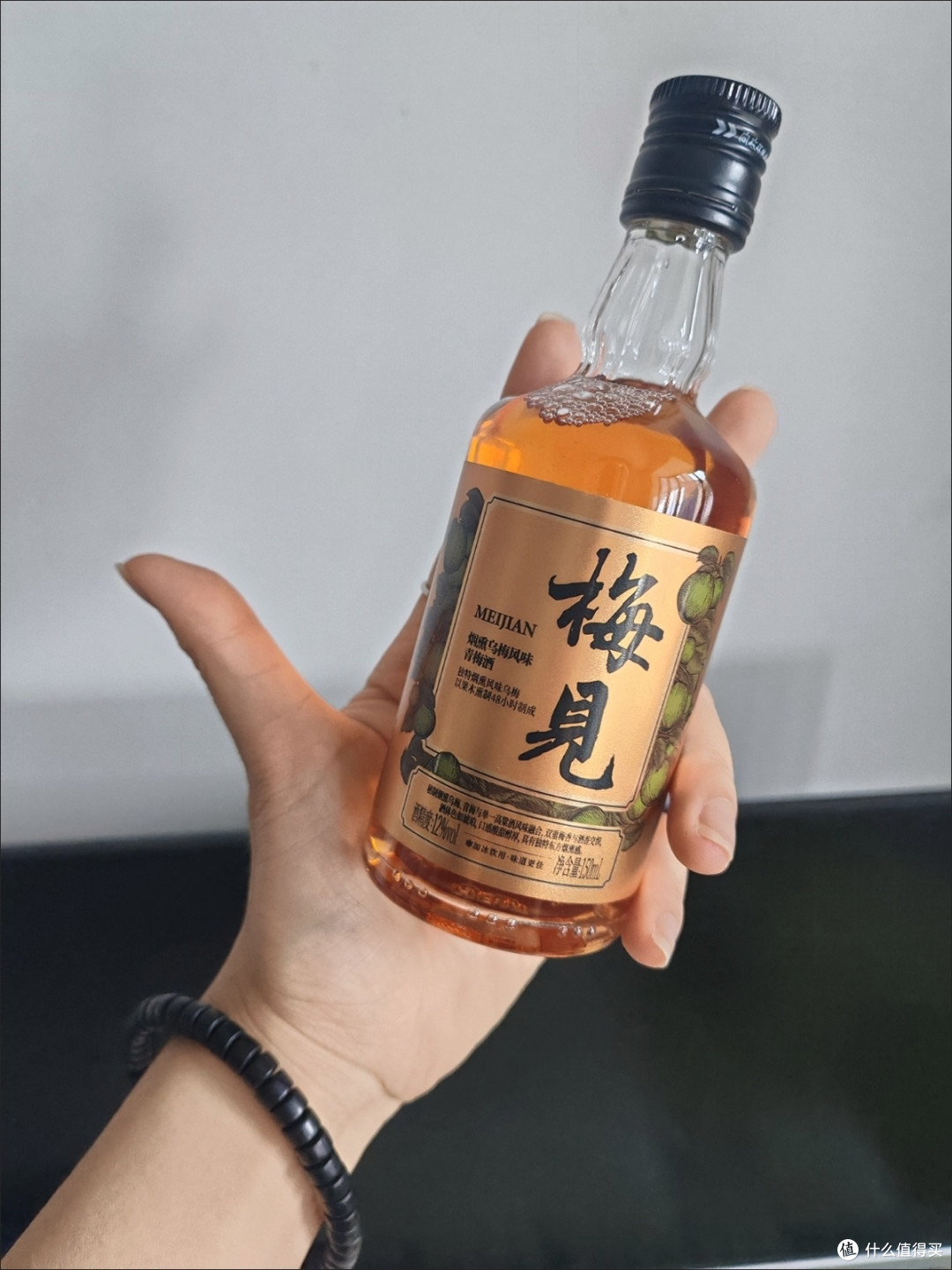 下班居家微醺时刻，梅见青梅果酒搭配电影的氛围感营造
