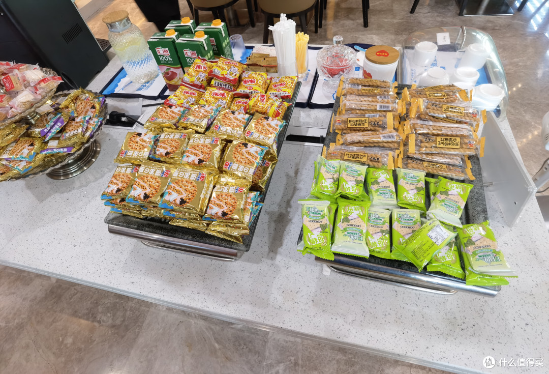 餐食区的零食饼干