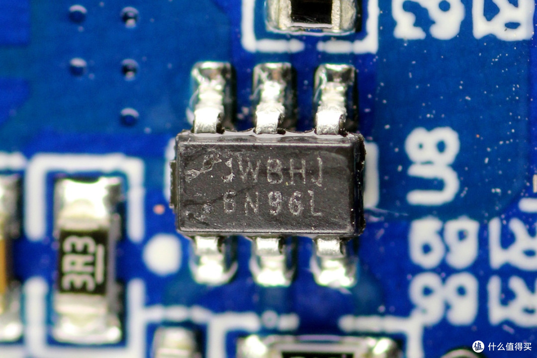 支持140W双向快充,电小二便携式储能电源240D拆解