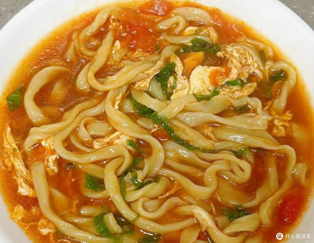 简简单单一锅面，有菜有蛋有主食，汤汁浓郁，面条筋道超解馋
