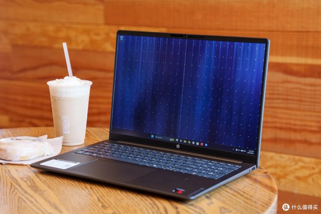 HP OmniBook 3 16 已经 8 月 22 日先发,16GB 起步,The Verge 评测 6.0 分(原图 9 月 5 日 The Verge 实拍)