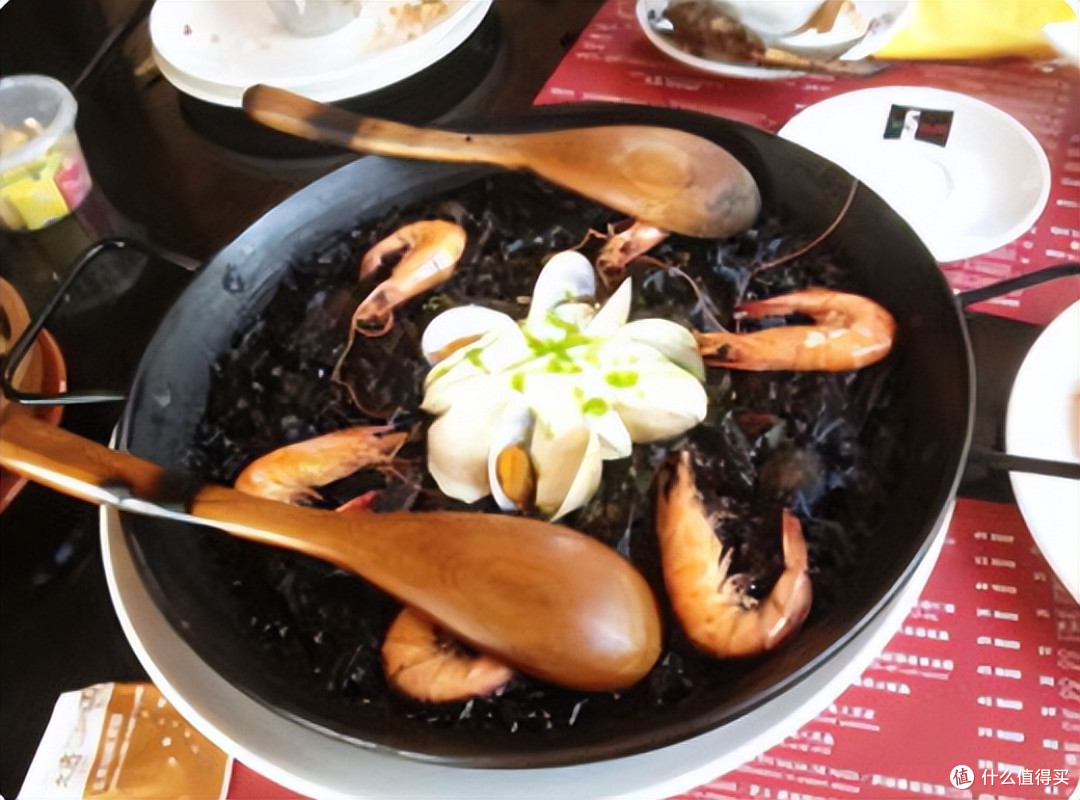 这碗煤球饭端上桌,我妈差点把我赶出家门!但吃完后,她在舔碗底