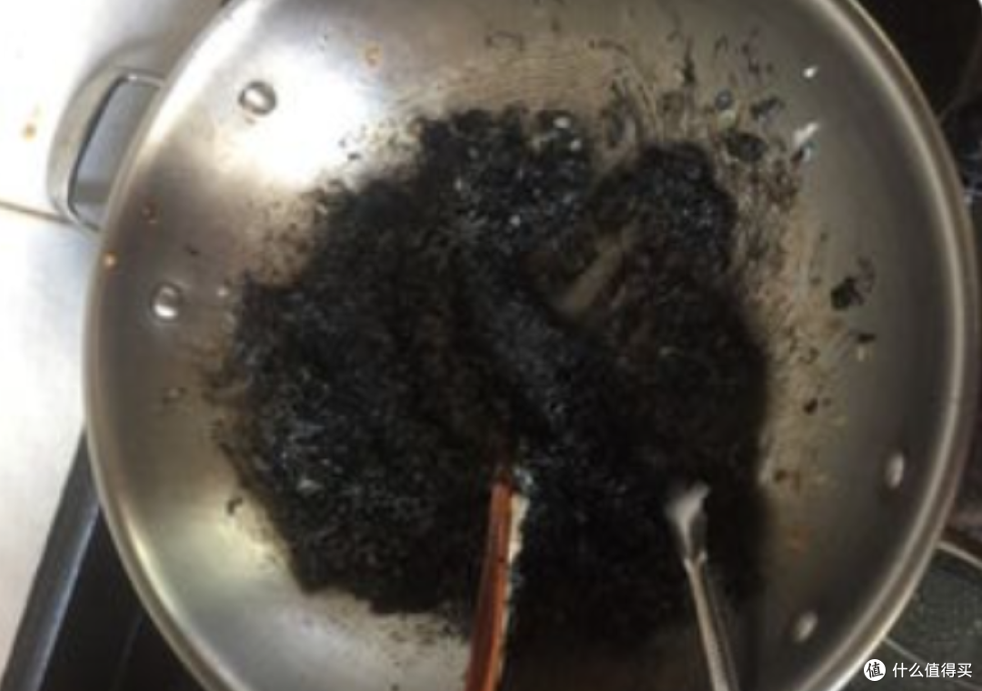 这碗煤球饭端上桌,我妈差点把我赶出家门!但吃完后,她在舔碗底