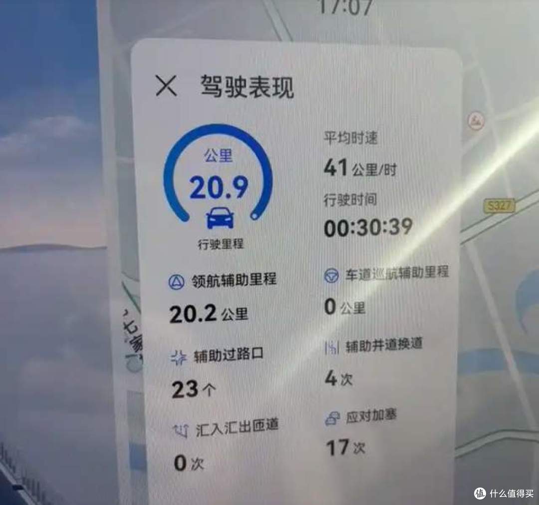 微博CEO实测，窄路会车主动降速，ADS5对比FSD V14看懂智驾差距
