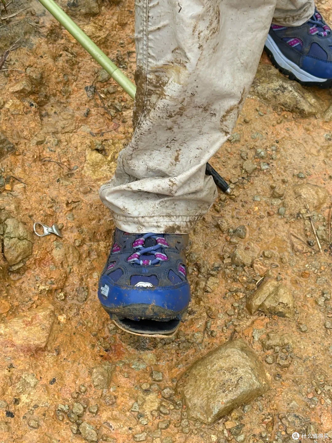 徒步鞋不是穿坏的,是放死的:V 底纹路还崭新,中底先粉了
