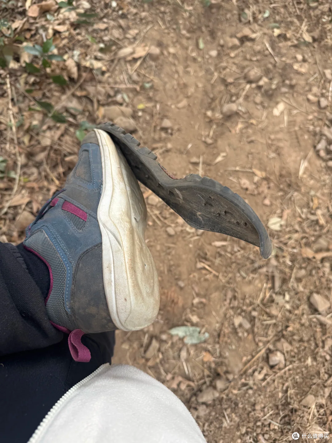 徒步鞋不是穿坏的,是放死的:V 底纹路还崭新,中底先粉了