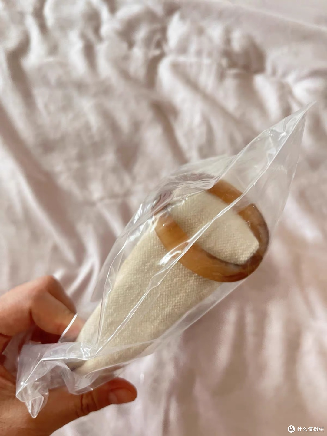 米色宽边头箍遮碎发,阿吉豆洗脸外戴两不误
