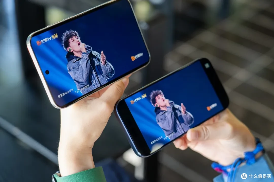 华为 Pura X View（上）与 iPhone 17 Pro（下）视频屏占比对比