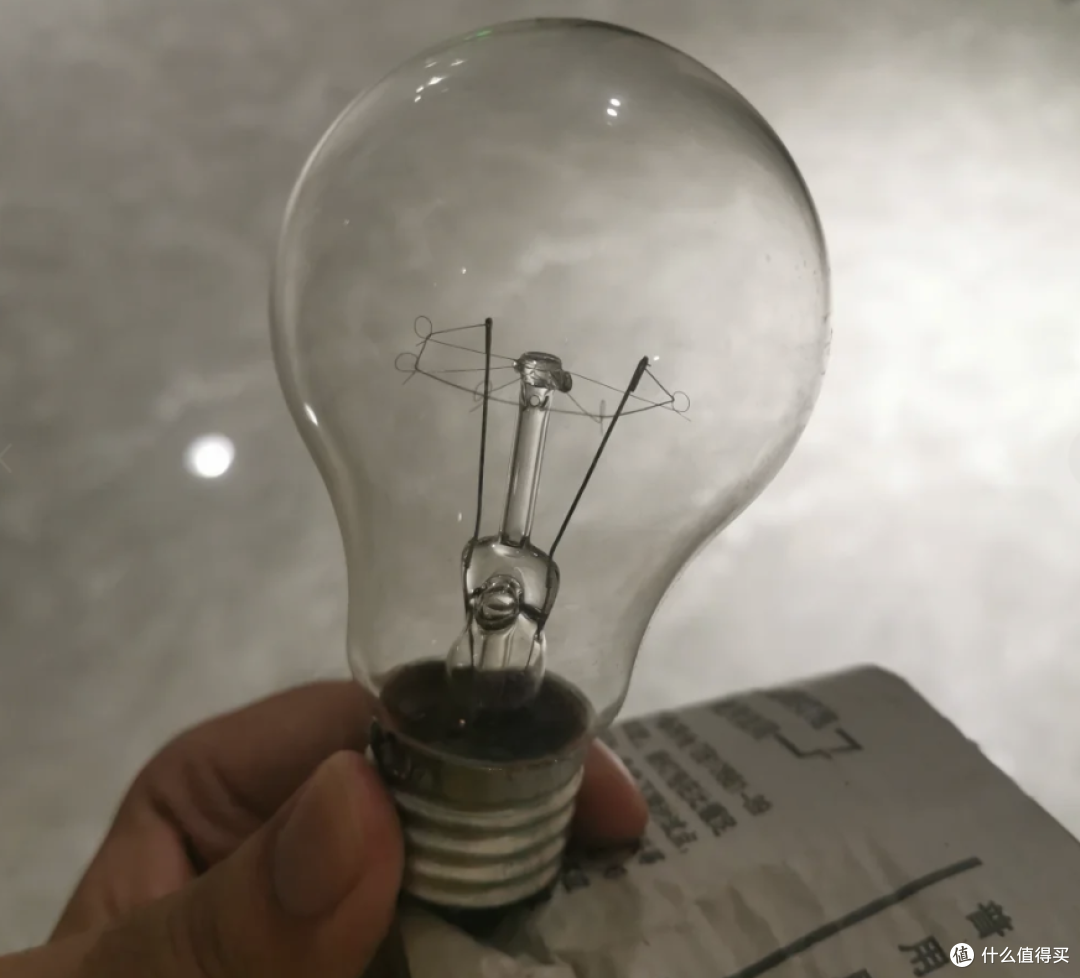 白炽灯和LED灯有啥区别?从发光原理到实际使用,看懂两种光源差异