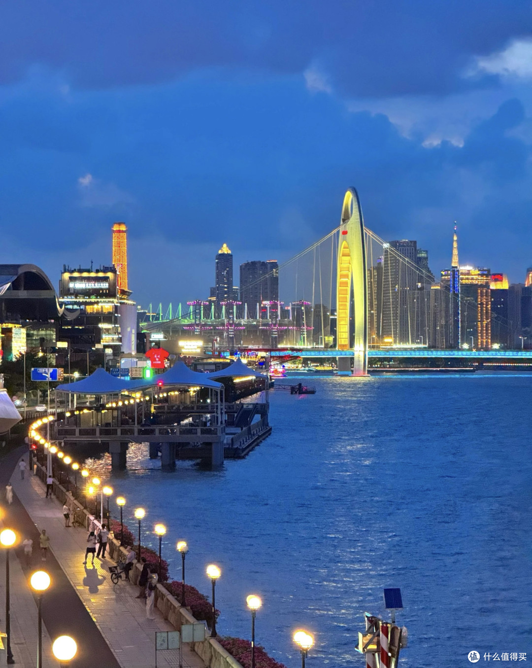 额头易出油却总在颧骨卡粉的上妆党：热门淡斑精华差异逐项横着看