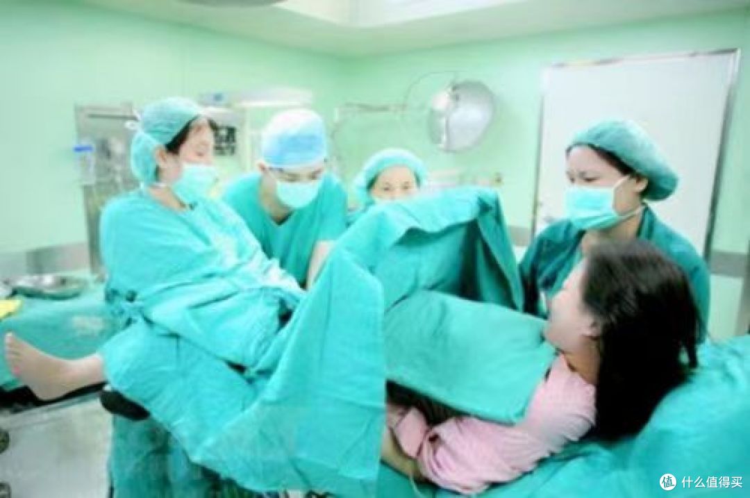 为什么宝宝刚出生就要给妈妈亲一口？医生:为了激活母爱