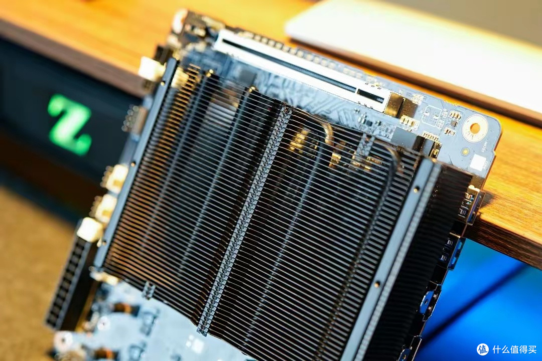 七彩虹把 i9-13900HX 焊上 240×190mm 主板，还给了 DDR4