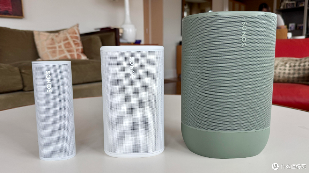 Play介于体型更小的Roam 2（左）和体型更大的Move 2（右）之间