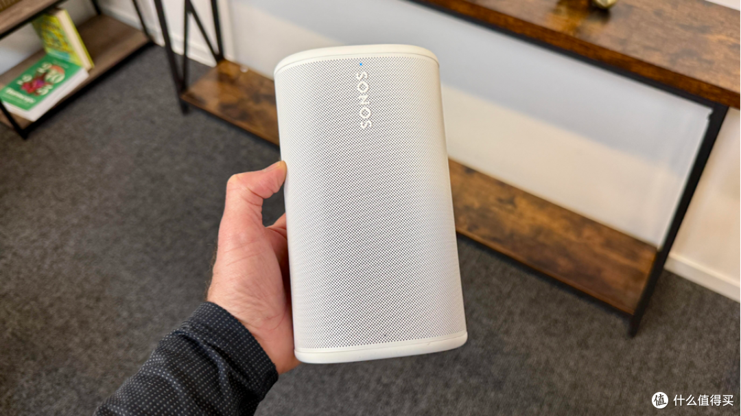 Sonos Play的重量为2.87磅（1.3kg）。虽然拿在手里有一定分量，但依然非常便于携带