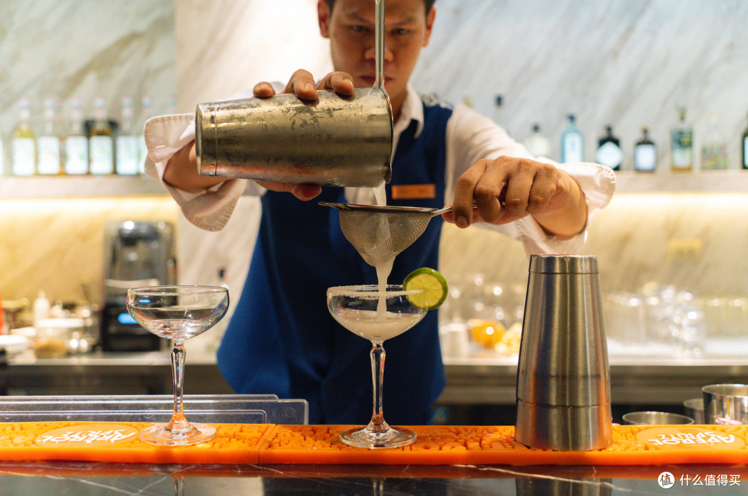 这家酒店,把泳池修在了天上