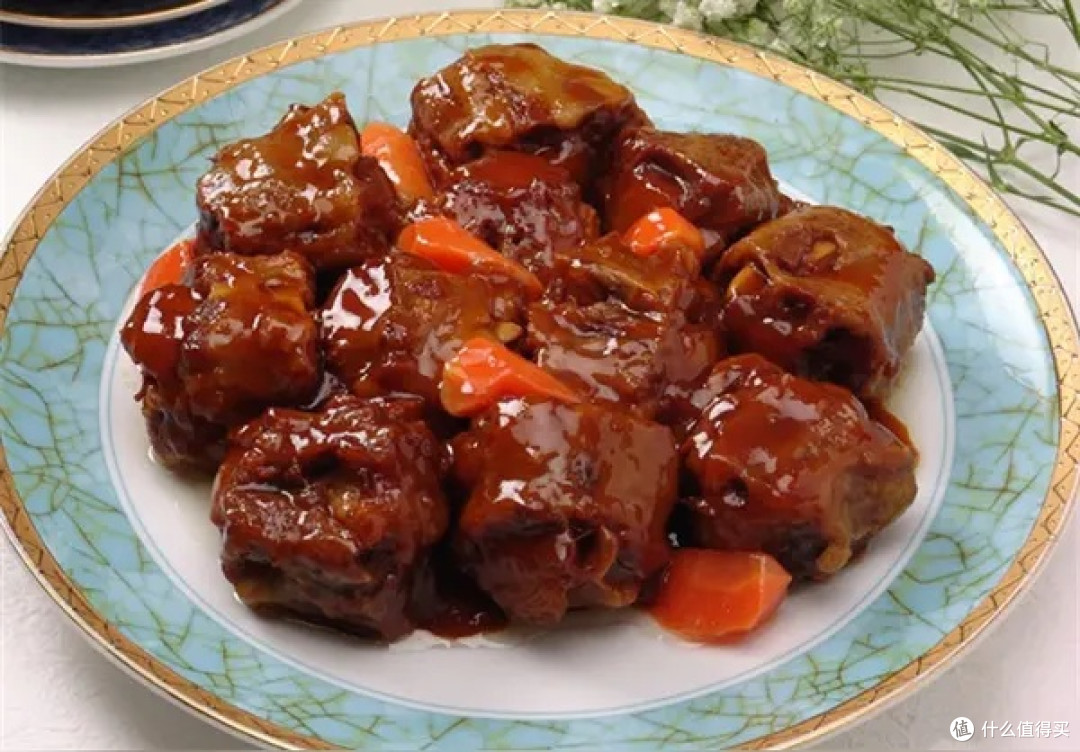 红烧牛尾：慢火煨出的肉香风骨