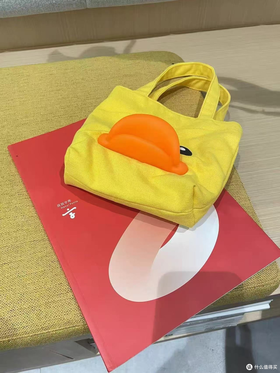 鸭嘴造型小包约会穿搭的点睛之笔