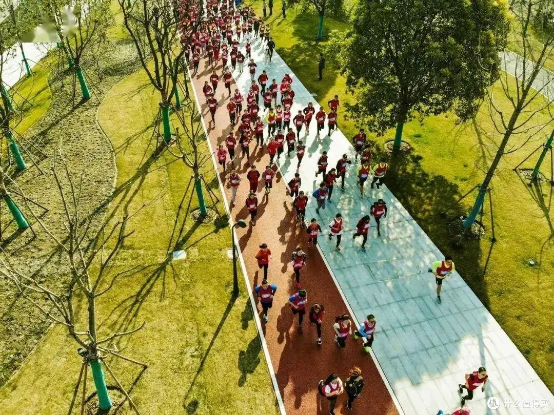 一双跑鞋,怎样跑进普通跑者的秋赛季?