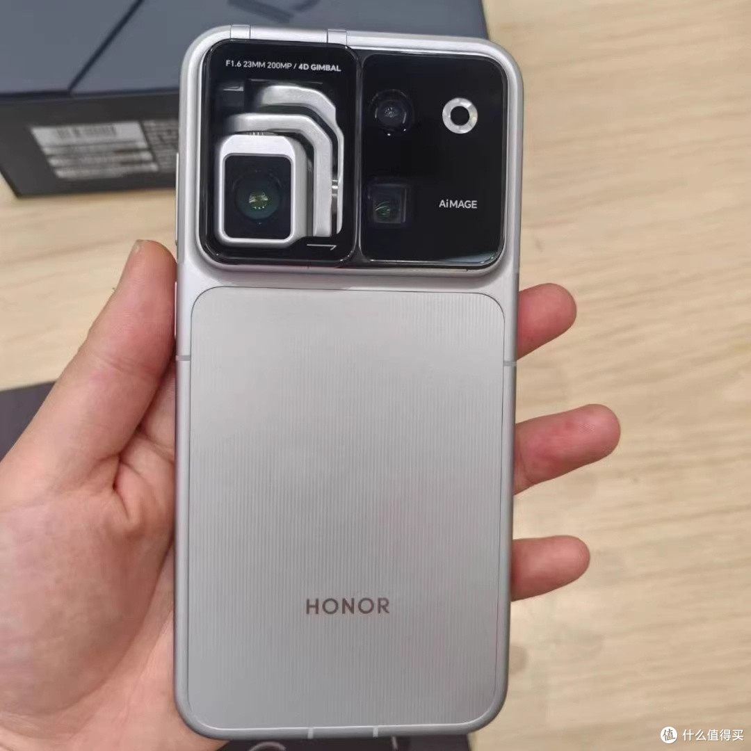 会转头跟拍的荣耀Robot Phone，把手机变成随身小摄影师