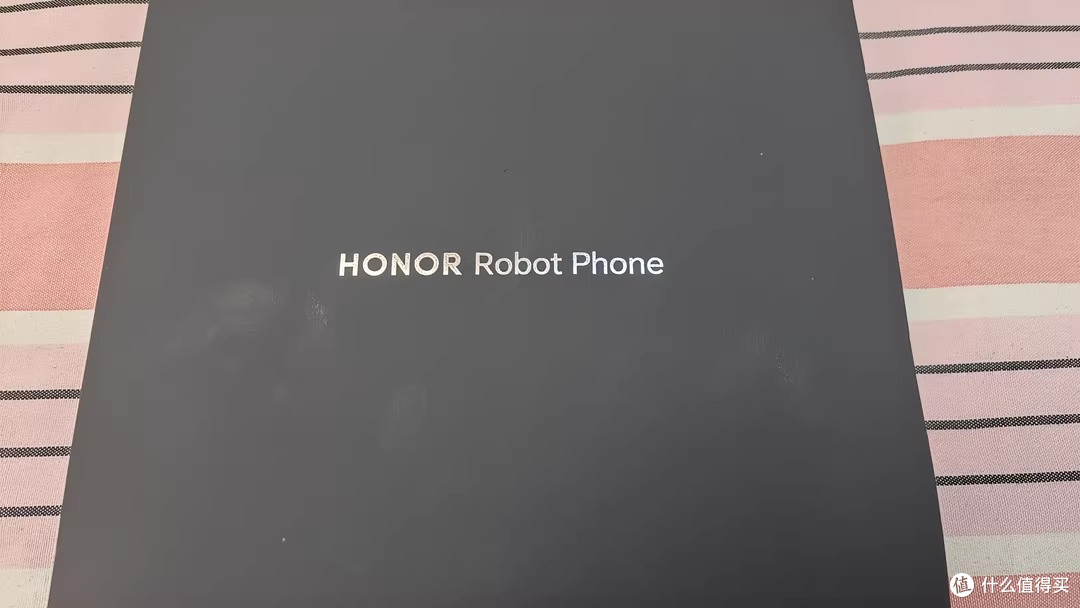 会自己转镜头跟拍的荣耀Robot Phone,真香还是噱头