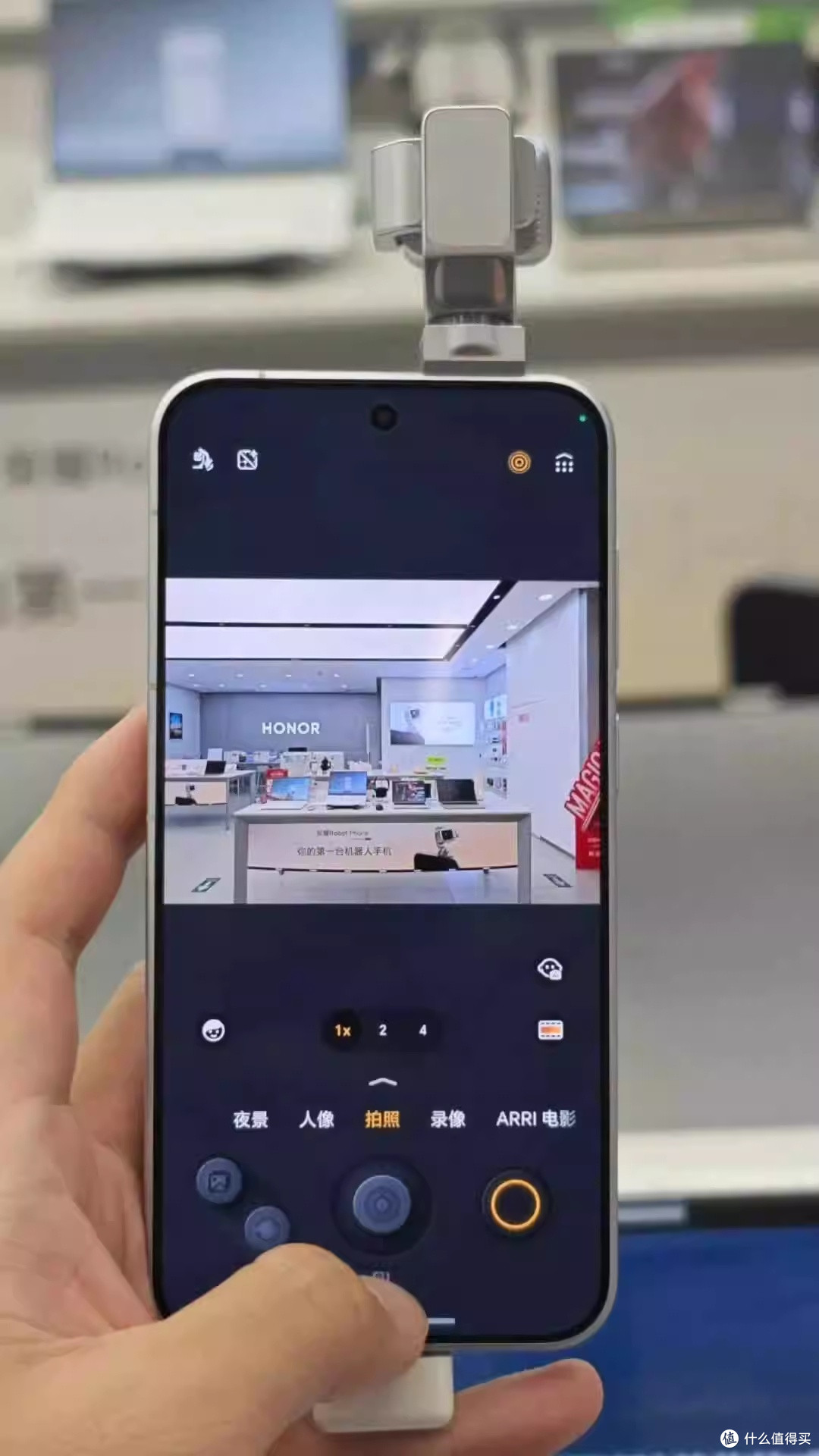 会自己转镜头跟拍的荣耀Robot Phone，真香还是噱头