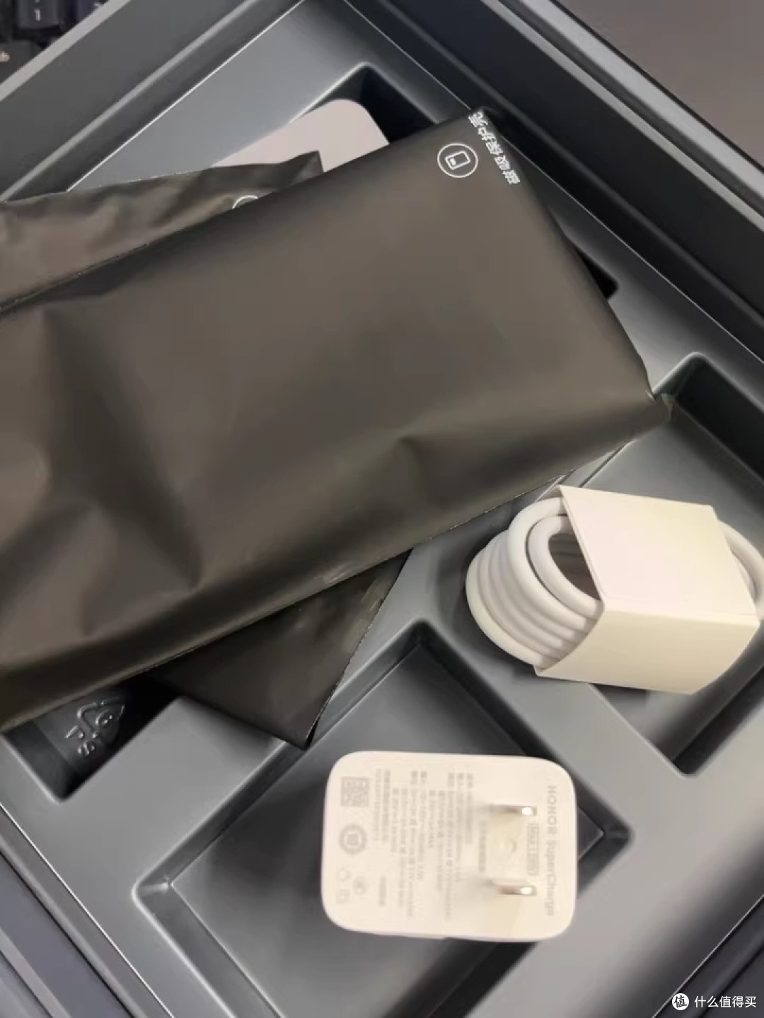 会自己转镜头跟拍的荣耀Robot Phone,真香还是噱头